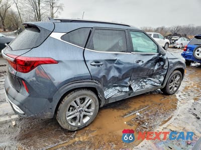 Trzecie zdjęcie samochodu z tyłu: 2021 KIA SELTOS S VIN:KNDEUCAA9M7230619 - miniatura