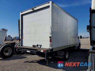 Trzecie zdjęcie samochodu z tyłu: 2019 FORD E350 BOX TRUCK VIN:1FDWE3F64KDC58845 - miniatura