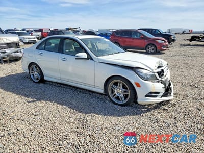 Czwarte zdjęcie samochodu z boku: 2011 MERCEDES-BENZ C 300 VIN:WDDGF5EB5BR151280 - miniatura