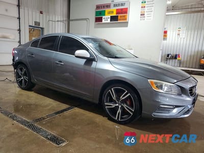 Czwarte zdjęcie samochodu z boku: 2017 VOLVO S60 R DESIGN VIN:YV149MTS2H2420039 - miniatura