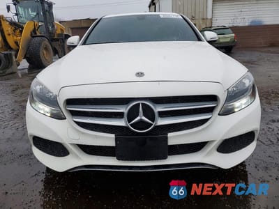 Piąte zdjęcie samochodu w środku: 2018 MERCEDES-BENZ C 300 4MATIC VIN:55SWF4KB6JU279194 - miniatura