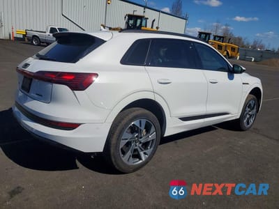 Trzecie zdjęcie samochodu z tyłu: 2022 AUDI E-TRON PREMIUM VIN:WA1AAAGE2NB043236 - miniatura