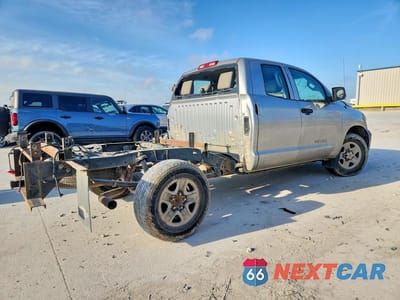 Trzecie zdjęcie samochodu z tyłu: 2013 TOYOTA TUNDRA GRADE VIN:5TFRM5F15DX059633 - miniatura