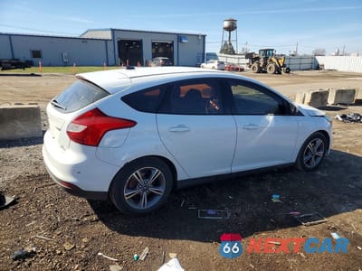 Trzecie zdjęcie samochodu z tyłu: 2014 FORD FOCUS SE VIN:1FADP3K27EL305245 - miniatura