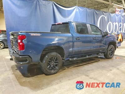 Trzecie zdjęcie samochodu z tyłu: 2022 CHEVROLET SILVERADO K1500 TRAIL BOSS CUSTOM VIN:3GCUDCET3NG534087 - miniatura