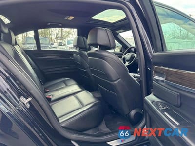 Zdjęcie 8 z 13 samochodu: 2014 BMW 750 XI VIN:WBAYB6C5XED224476 - miniatura