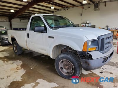 Czwarte zdjęcie samochodu z boku: 2005 FORD F250 VIN:1FTNF21555EB72402 - miniatura