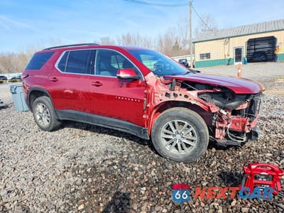 Czwarte zdjęcie samochodu z boku: 2022 CHEVROLET TRAVERSE LT VIN:1GNERGKW6NJ137829 - miniatura