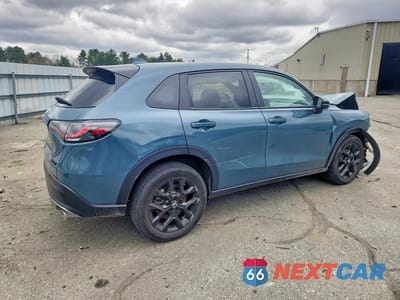 Trzecie zdjęcie samochodu z tyłu: 2025 HONDA HR-V SPORT VIN:3CZRZ2H57SM792005 - miniatura