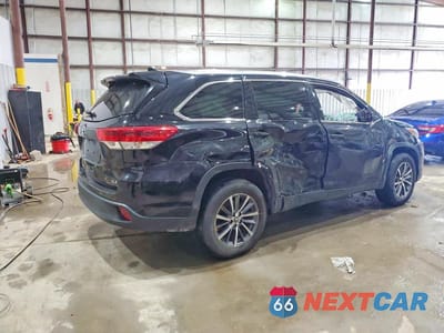 Trzecie zdjęcie samochodu z tyłu: 2019 TOYOTA HIGHLANDER XLE VIN:5TDKZRFH8KS306752 - miniatura