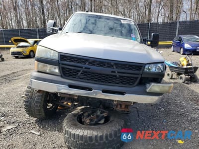 Piąte zdjęcie samochodu w środku: 2004 CHEVROLET SILVERADO K1500 VIN:1GCEK19T84E272372 - miniatura