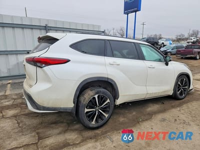 Trzecie zdjęcie samochodu z tyłu: 2021 TOYOTA HIGHLANDER XSE VIN:5TDJZRBH3MS132187 - miniatura