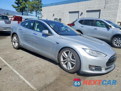 Czwarte zdjęcie samochodu z boku: 2015 TESLA MODEL S VIN:5YJSA1E26FF113287 - miniatura
