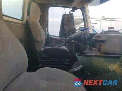 Piąte zdjęcie samochodu w środku: 2018 VOLVO VN VNL VIN:4V4NC9EG5JN992913 - miniatura