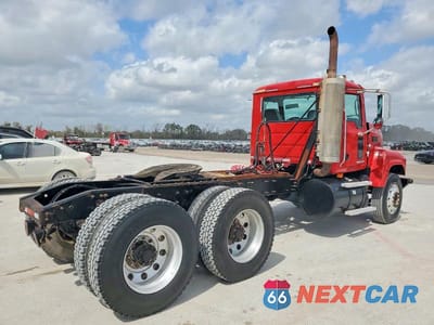 Czwarte zdjęcie samochodu z boku: 2008 MACK CHU613 SEMI TRUCK VIN:1M1AN09Y98N003296 - miniatura