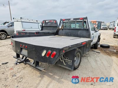 Czwarte zdjęcie samochodu z boku: 2008 CHEVROLET SILVERADO FLATBED TRUCK VIN:1GBJC34K58E204899 - miniatura