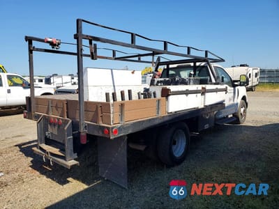 Trzecie zdjęcie samochodu z tyłu: 2017 FORD F350 SUPER DUTY FLATBED TRUCK VIN:1FDRF3G6XHEB22733 - miniatura