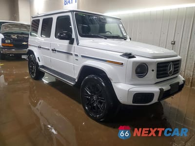 Czwarte zdjęcie samochodu z boku: 2025 MERCEDES-BENZ G 580E VIN:W1NWM0AB6SX030959 - miniatura