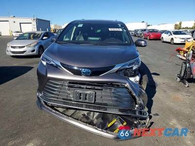 Piąte zdjęcie samochodu w środku: 2023 TOYOTA SIENNA PLATINUM 7-PASSENGER VIN:5TDESKFC4PS099636 - miniatura
