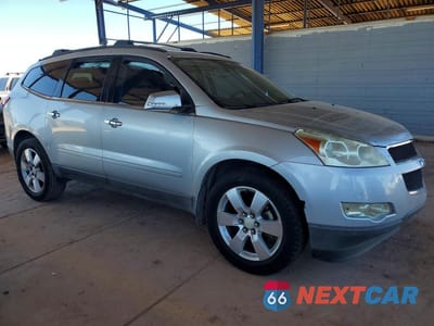 Czwarte zdjęcie samochodu z boku: 2012 CHEVROLET TRAVERSE LT VIN:1GNKRGED9CJ389987 - miniatura