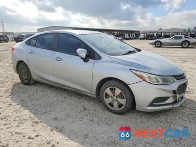 Czwarte zdjęcie samochodu z boku: 2018 CHEVROLET CRUZE LS VIN:1G1BC5SM3J7115786 - miniatura