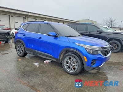 Czwarte zdjęcie samochodu z boku: 2024 KIA SELTOS S VIN:KNDEU2AA8R7565811 - miniatura