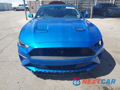 Piąte zdjęcie samochodu w środku: 2021 FORD MUSTANG VIN:1FATP8UH9M5115928 - miniatura