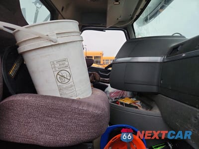 Piąte zdjęcie samochodu w środku: 2019 VOLVO VNR SEMI TRUCK VIN:4V4WC9EG8KN217219 - miniatura