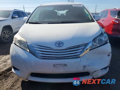 Piąte zdjęcie samochodu w środku: 2017 TOYOTA SIEANNA VIN:5TDKZ3DC5HS858674 - miniatura