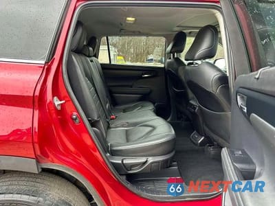 Zdjęcie 7 z 10 samochodu: 2021 TOYOTA HIGHLANDER XLE VIN:5TDHZRAH8MS520841 - miniatura