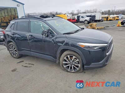 Czwarte zdjęcie samochodu z boku: 2024 TOYOTA COROLLA CROSS XLE VIN:7MUDAAAG3RV109200 - miniatura