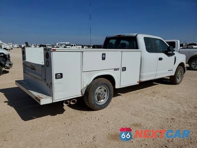 Trzecie zdjęcie samochodu z tyłu: 2017 FORD F350 SUPER DUTY UTILITY / SERVICE TRUCK VIN:1FD7X3ET8HEE35986 - miniatura