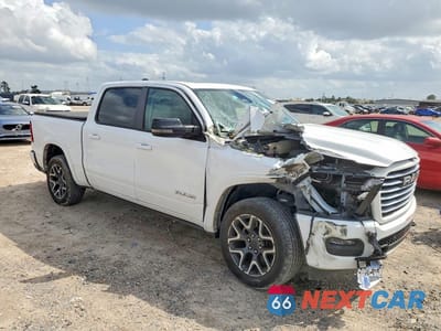 Czwarte zdjęcie samochodu z boku: 2025 RAM 1500 LARAMIE VIN:1C6SRFJP6SN655659 - miniatura