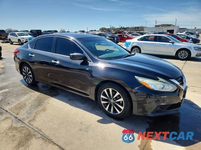 Czwarte zdjęcie samochodu z boku: 2017 NISSAN ALTIMA 2.5 SV VIN:1N4AL3AP6HC272352 - miniatura