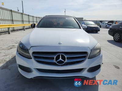 Piąte zdjęcie samochodu w środku: 2017 MERCEDES-BENZ C 300 VIN:55SWF4JB0HU205460 - miniatura