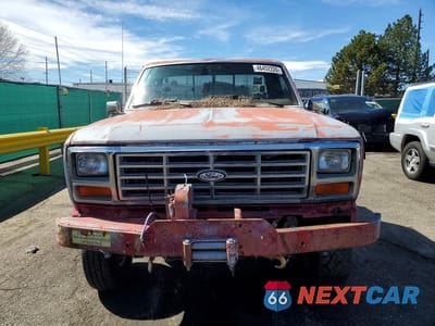 Piąte zdjęcie samochodu w środku: 1985 FORD F250 VIN:1FTHF2614FPB38556 - miniatura