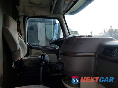 Piąte zdjęcie samochodu w środku: 2012 VOLVO VNL SEMI TRUCK VIN:4V4NC9EH5CN567056 - miniatura