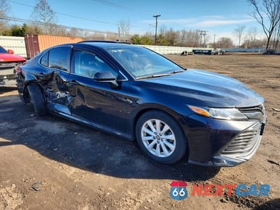 Czwarte zdjęcie samochodu z boku: 2020 TOYOTA CAMRY LE VIN:4T1C11AK5LU859710 - miniatura
