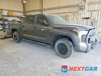 Czwarte zdjęcie samochodu z boku: 2025 TOYOTA TUNDRA SR5 VIN:5TFLA5DB4SX333492 - miniatura