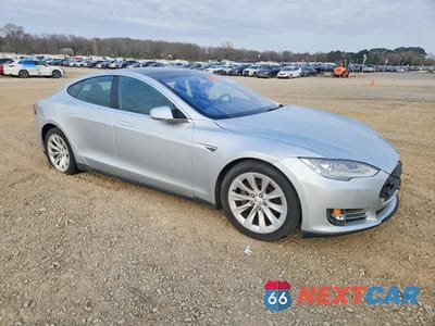 Czwarte zdjęcie samochodu z boku: 2016 TESLA MODEL S VIN:5YJSA1E2XGF123791 - miniatura
