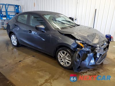 Czwarte zdjęcie samochodu z boku: 2018 TOYOTA YARIS IA BASE VIN:3MYDLBYV7JY312376 - miniatura