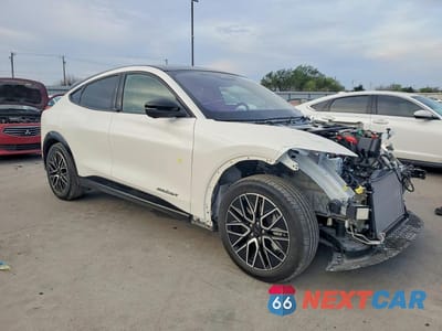 Czwarte zdjęcie samochodu z boku: 2024 FORD MUSTANG MACH-E PREMIUM VIN:3FMTK3SU1RMA36424 - miniatura