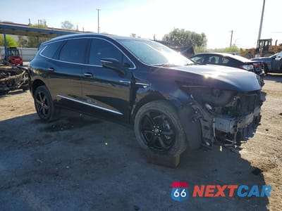 Czwarte zdjęcie samochodu z boku: 2023 BUICK ENCLAVE ESSENCE VIN:5GAERBKW2PJ148262 - miniatura