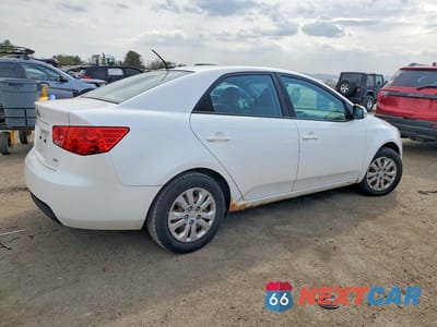 Trzecie zdjęcie samochodu z tyłu: 2013 KIA FORTE VIN:KNAFU4A26D5740390 - miniatura