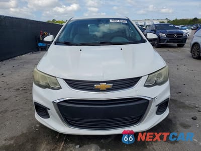 Piąte zdjęcie samochodu w środku: 2017 CHEV SONIC VIN:1G1JG6SH7H4172626 - miniatura