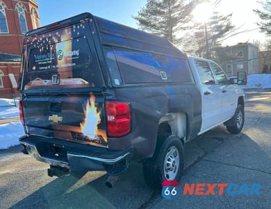 Czwarte zdjęcie samochodu z boku: 2018 CHEVROLET SILVERADO K2500 HEAVY DUTY VIN:1GC1KUEG9JF218965 - miniatura