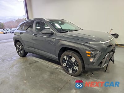 Czwarte zdjęcie samochodu z boku: 2025 HYUNDAI KONA SEL VIN:KM8HBCAB5SU328763 - miniatura