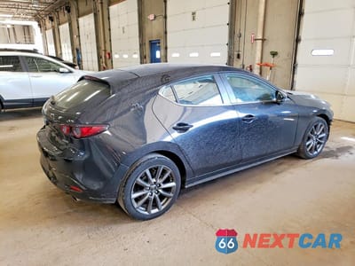 Trzecie zdjęcie samochodu z tyłu: 2021 MAZDA 3 SELECT VIN:JM1BPAKLXM1330469 - miniatura