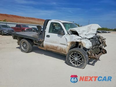 Czwarte zdjęcie samochodu z boku: 2005 CHEVROLET SILVERADO FLATBED TRUCK VIN:1GCHK24U65E234689 - miniatura