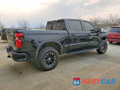 Trzecie zdjęcie samochodu z tyłu: 2022 CHEVROLET SILVERADO K1500 ZR2 VIN:3GCUDHEL0NG631650 - miniatura